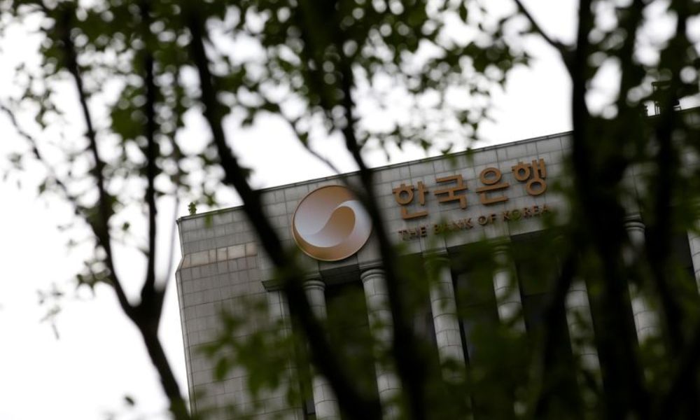 Bank of Korea stands pat as inflation eases, growth risks heighten
